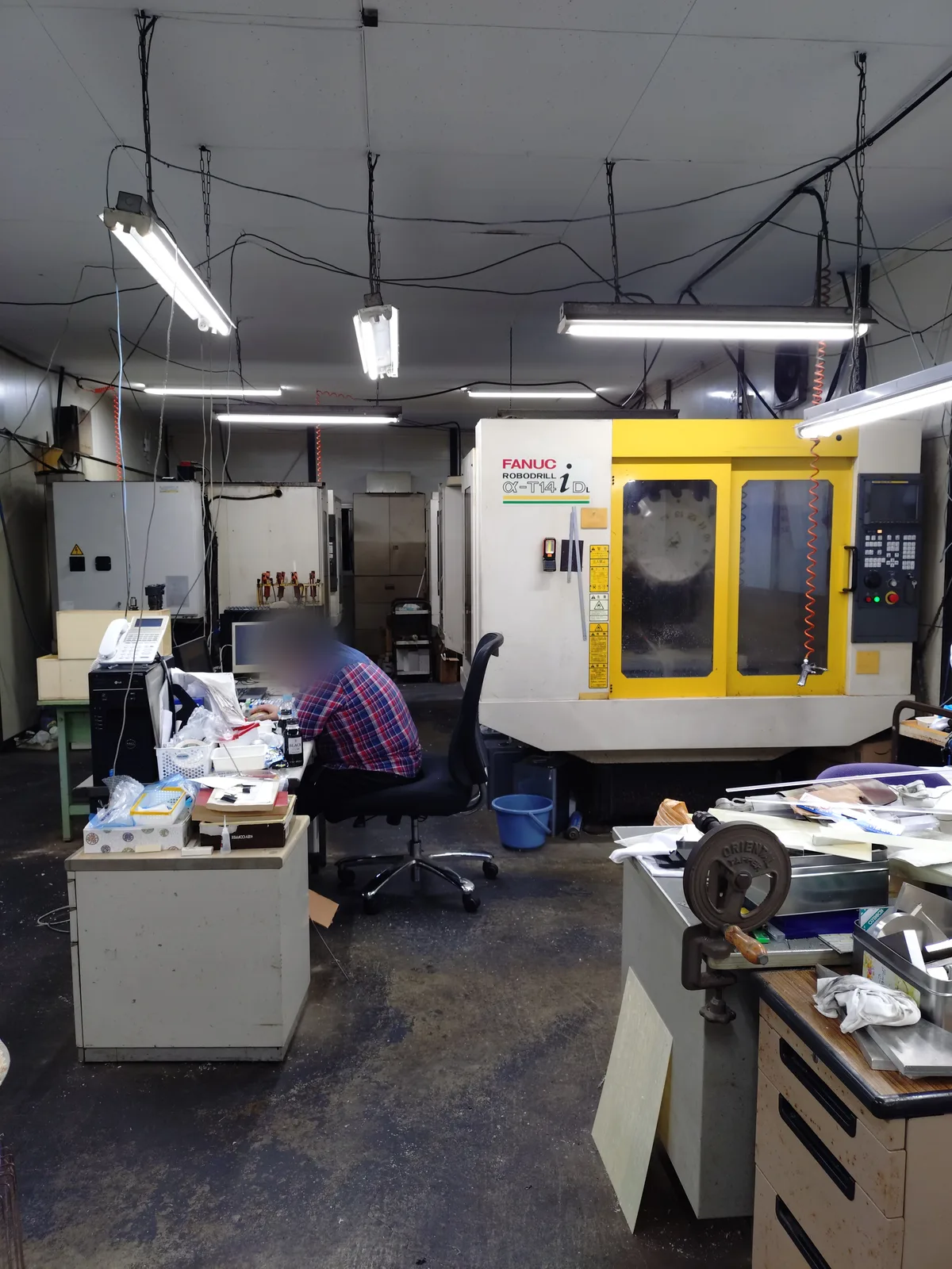 3D NCマシニングが並ぶ工場内